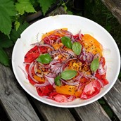 Tomato salad with garlic and nigella seeds